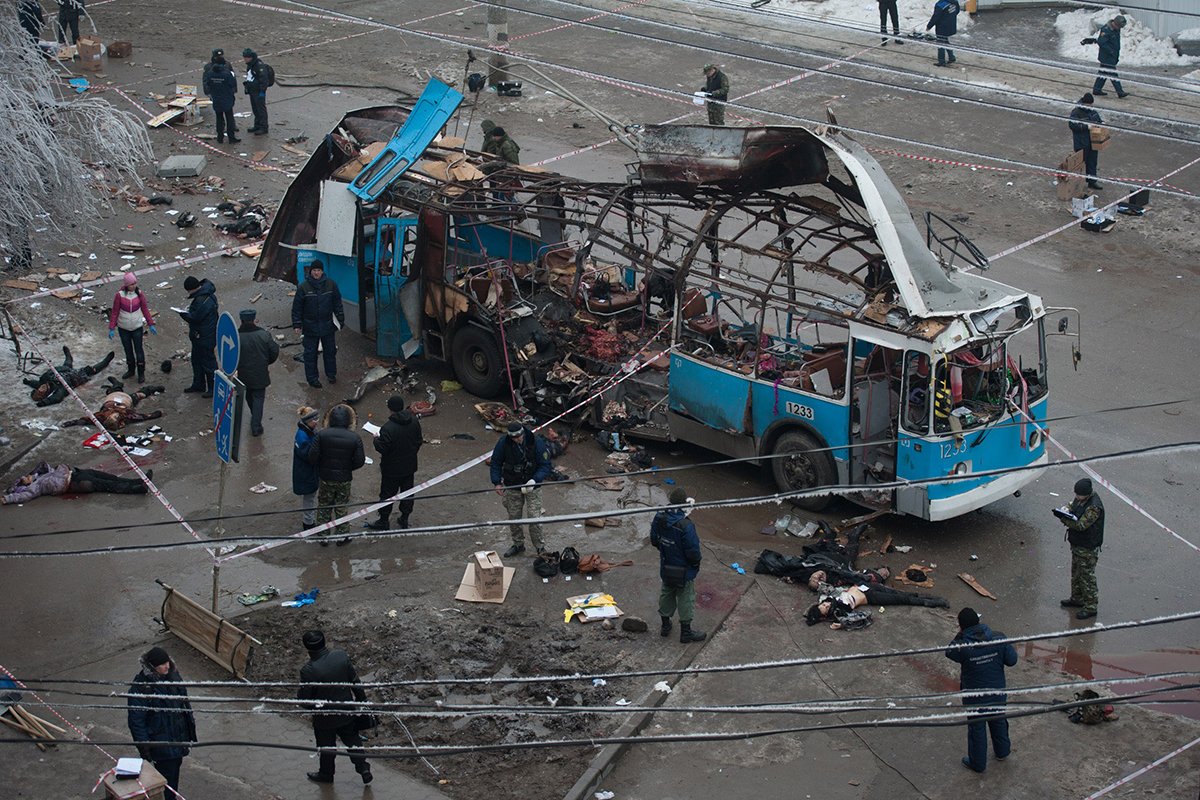 Российские сотрудники МЧС и следователи на месте взорванного террористом-смертником троллейбуса в Волгограде, Россия, 30 декабря 2013 года. Фото: Stringer/EPA