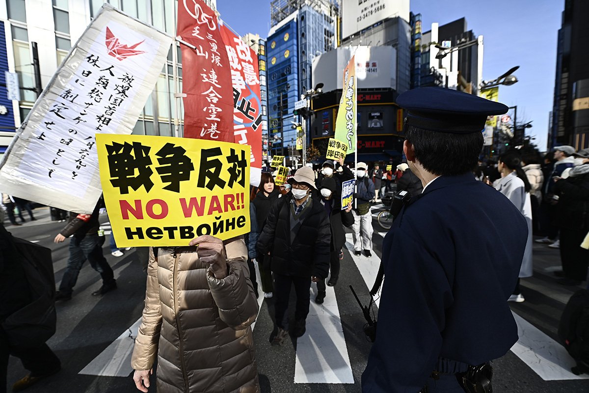 Люди собираются в центре Токио, чтобы поддержать Украину, Япония, 24 февраля 2024 года. Фото: David Mareuil / Anadolu / Getty Images