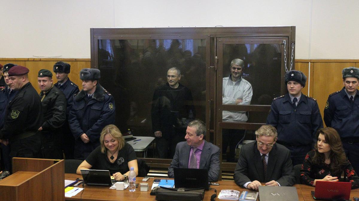 Михаил Ходорковский и Платон Лебедев во время оглашения приговора, 30 декабря 2010 года. Фото: Максим Шипенков / EPA