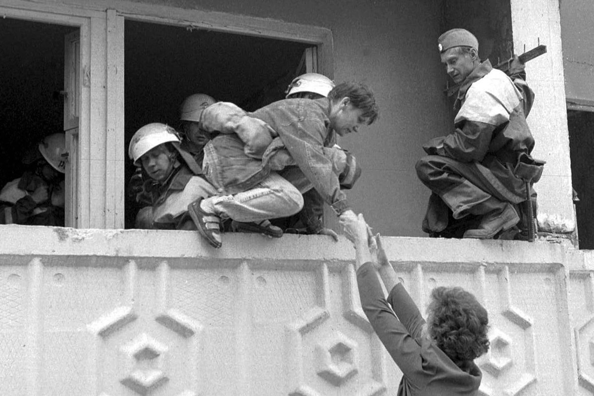 Спасатели эвакуируют пострадавших в результате взрыва заминированного автомобиля, взорвавшего жилой дом в Волгодонске, 16 сентября 1999 года. Фото: ИТАР-ТАСС / EPA