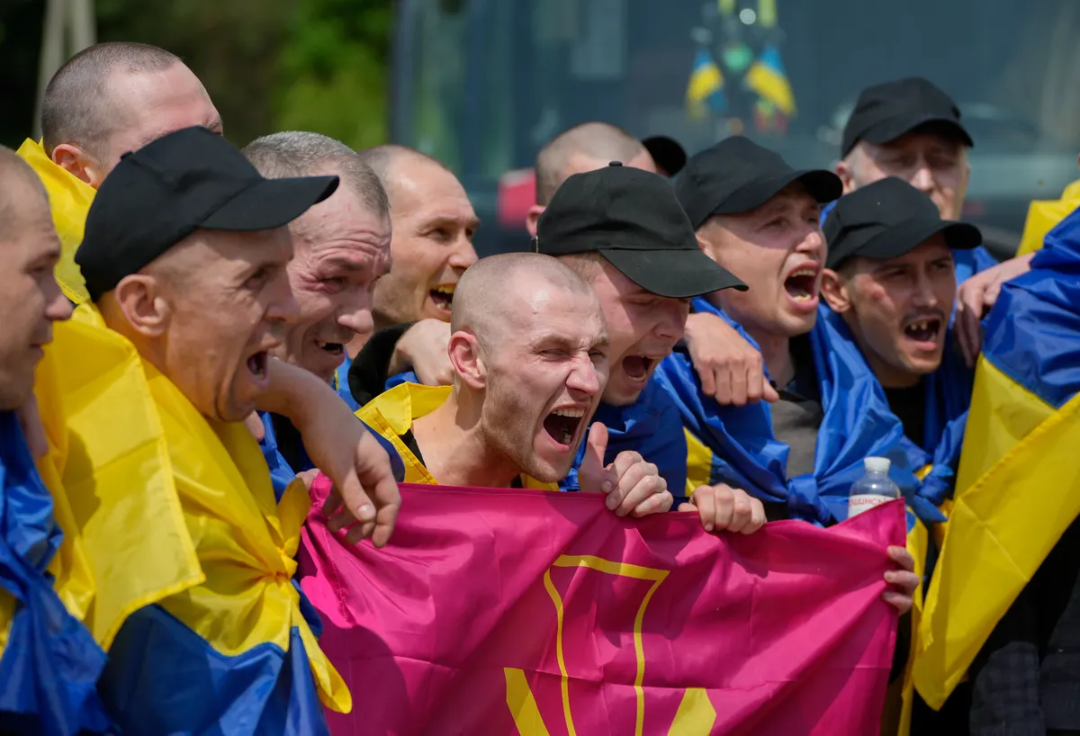 Freed Ukrainian prisoners of war are handed over on 12 June 2025. Photo: EPA