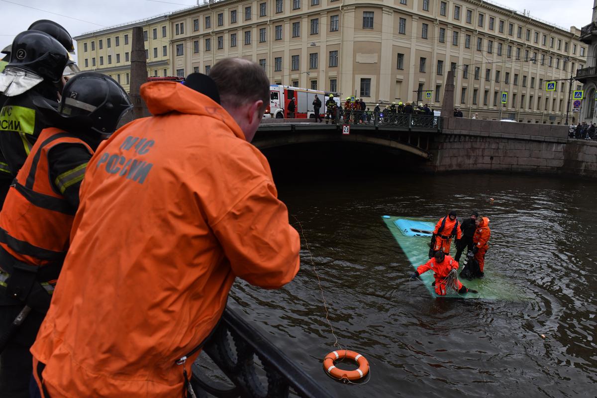 Спасательные работы у затонувшего автобуса. Фото: стрингер