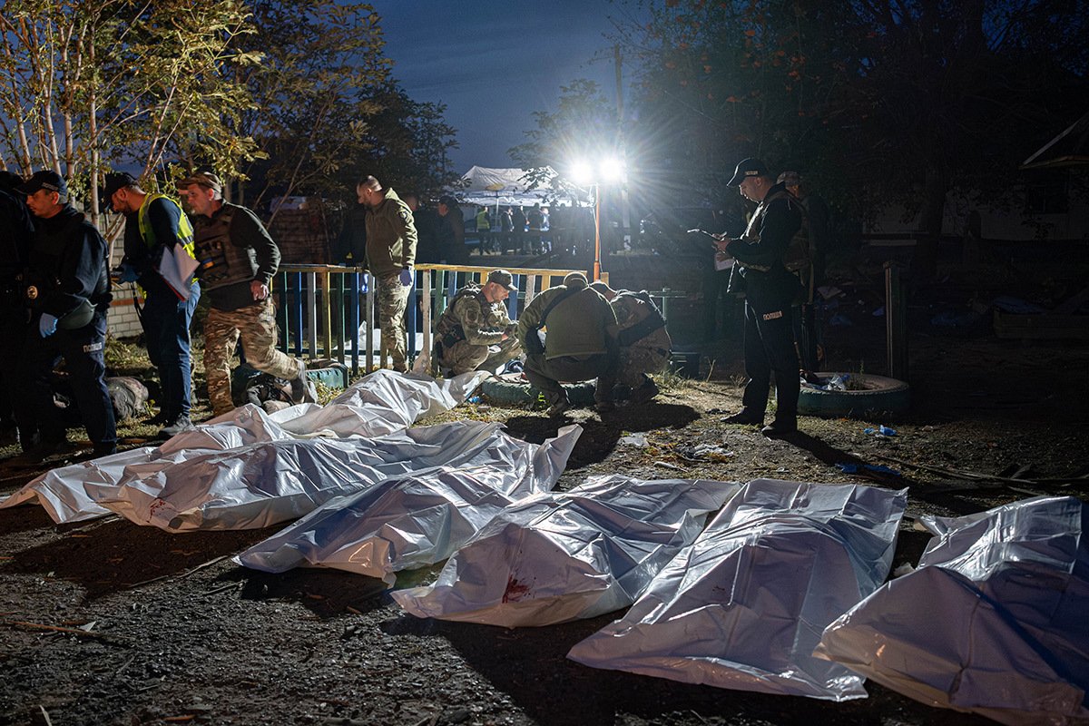 Тела погибших после атаки на кафе в Грозе, Купянск, Украина, 5 октября 2023 года. Фото: Amadeusz Mikolaj Swierk / Anadolu Agency / Abaca Press / ddp images / Vida Press