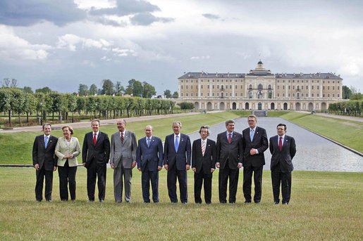 Участники саммита «Большой восьмерки» на фоне Константиновского дворца. Фото:  Wikimedia Commons
