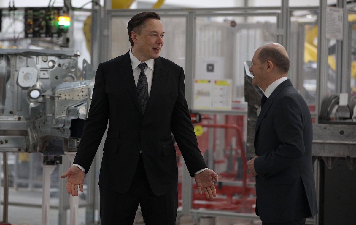 Илон Маск и канцлер Германии Олаф Шольц в день открытия завода Tesla Gigafactory под Берлином, 22 марта 2022 года. Фото: Christian Marquardt / EPA