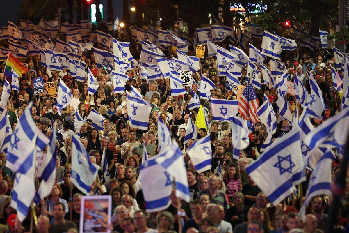 Протестующие с израильскими флагами собрались на митинг, чтобы призвать израильский кабинет министров подписать соглашение о заложниках и провести досрочные выборы у военного штаба Кирия в Тель-Авиве, Израиль, 1 июня 2024 года. Фото: Abir Sultan / EPA-EFE