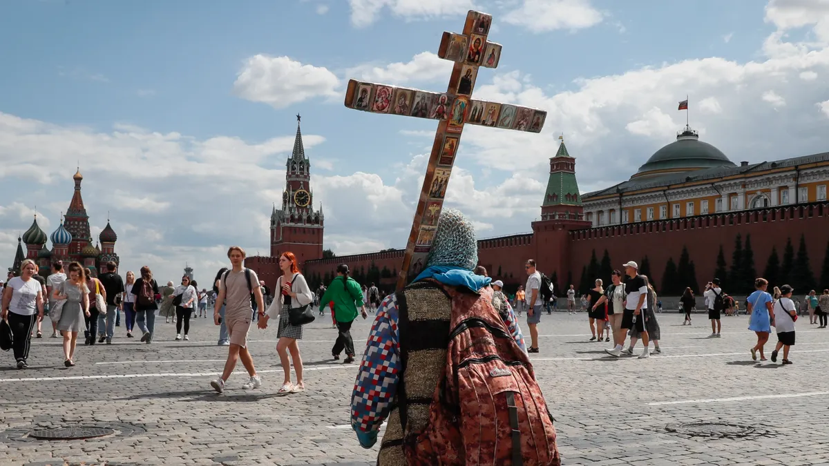 На братских билбордах не ставят крестов. Русские националисты в ужасе: они  считают, что российские власти активно убирают православные кресты со всей  публичной символики, чтобы угодить мусульманам — Новая газета Европа