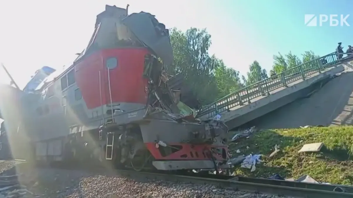 За сутки в России подорвали два моста и две железных дороги. В Брянской области, где мост обрушился на пассажирский поезд, погибли семь человек