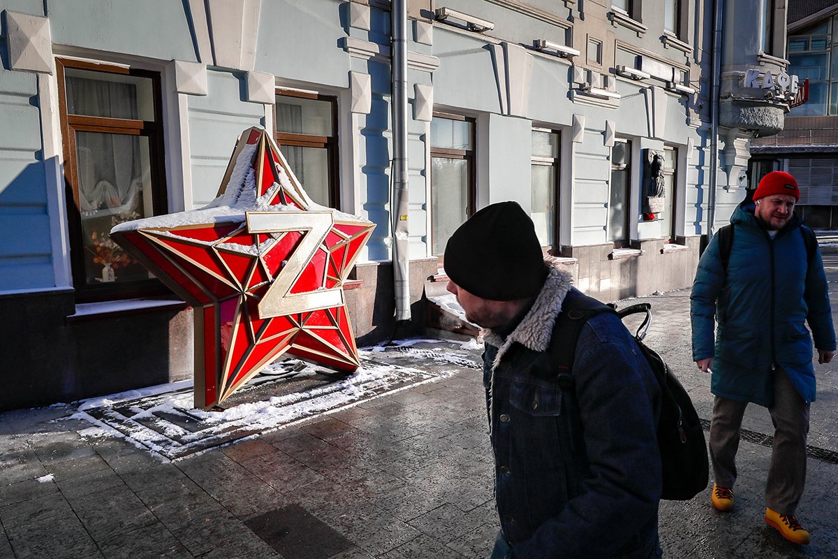 Россияне проходят мимо инсталляции, изображающей красную звезду с буквой «Z», в центре Москвы, 8 января 2024 года. Фото: Юрий Кочетков / EPA-EFE