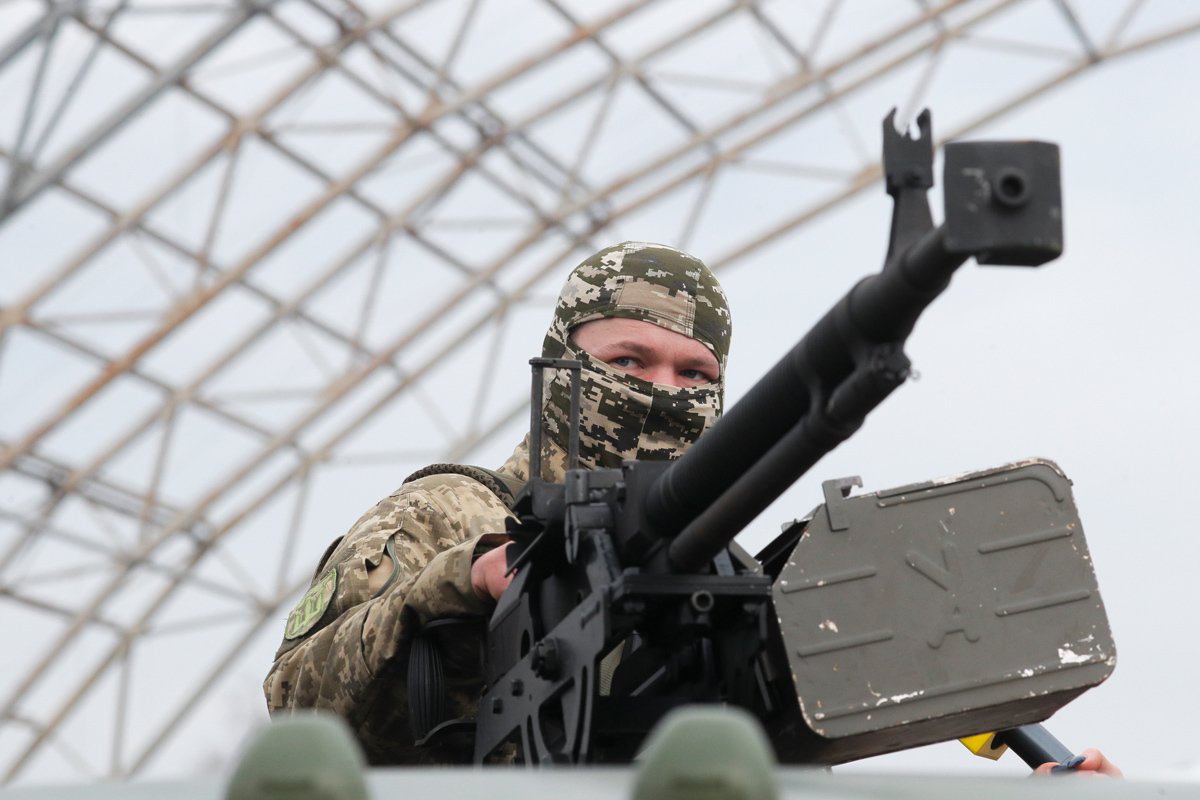 Ushtar ukrainas nga një brigadë e lëvizshme për rrëzimin e dronëve. Foto: Sergey Dolzhenko / EPA-EFE