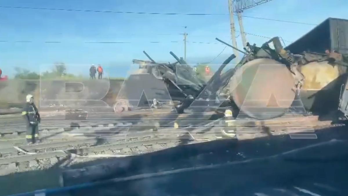 Под Волгоградом грузовой поезд загорелся и сошел с рельс. По данным BAZA, причиной стала атака беспилотника