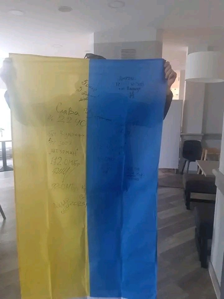 Флаг Украины с автографами бойцов ВСУ. Фото: Илья Азар, специально для «Новой газеты Европа»