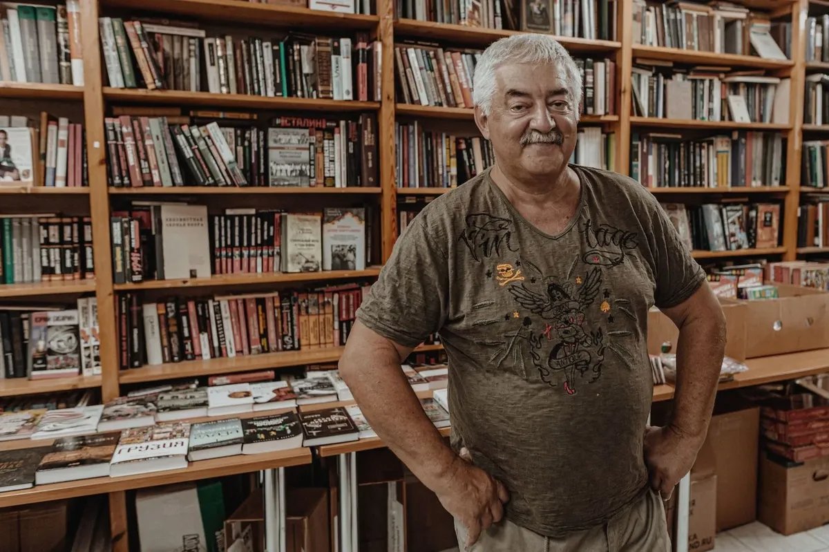 Igor Rosenfeld, a book business owner in Tartu. Photo by Vladislava Snurnikova, exclusively for Novaya Gazeta. Europe