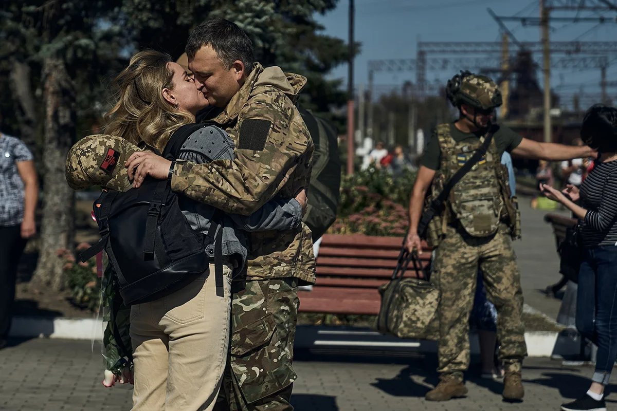 Ukrainian soldiers meeting loved ones at Kramatorsk Station, the closest to the front line, on 22 September. Photo: Libkos / Getty Images