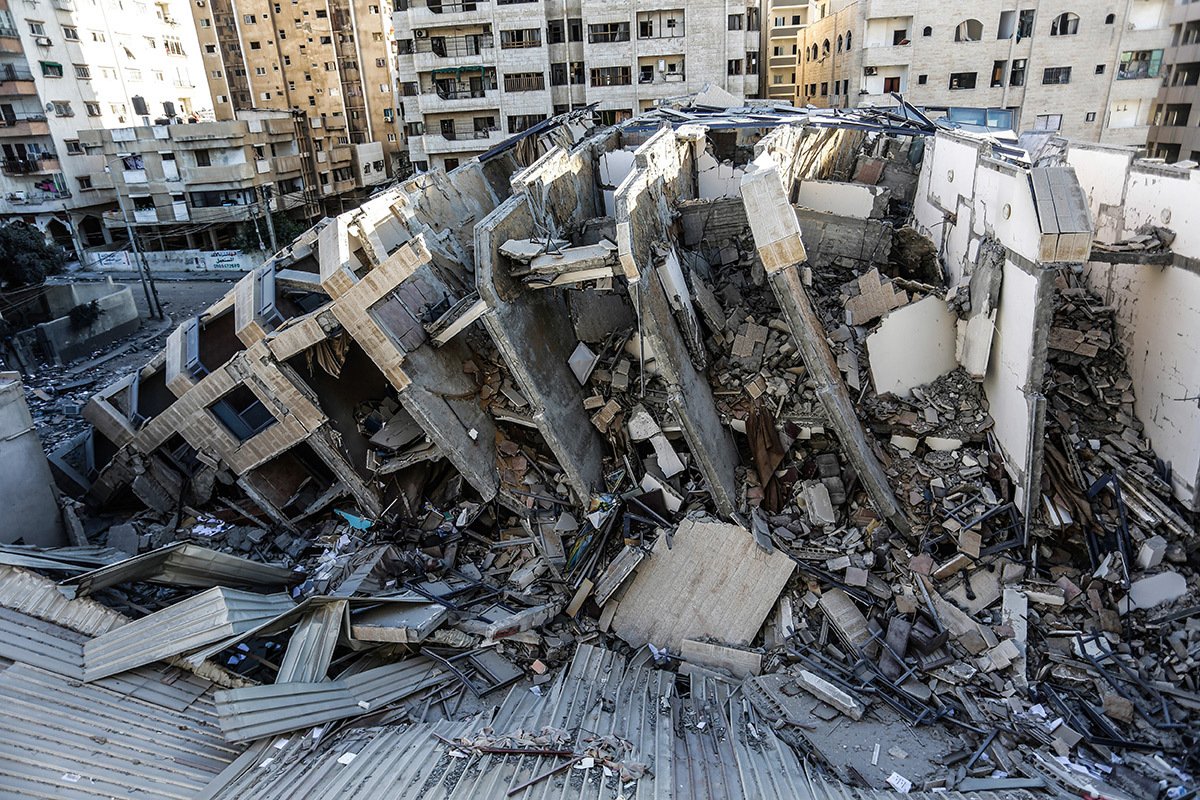 Обломки башни Ханади после израильских авиаударов по городу Газа 13 мая 2021 года. Фото: Mahmoud Issa / SOPA Images / LightRocket / Getty Images