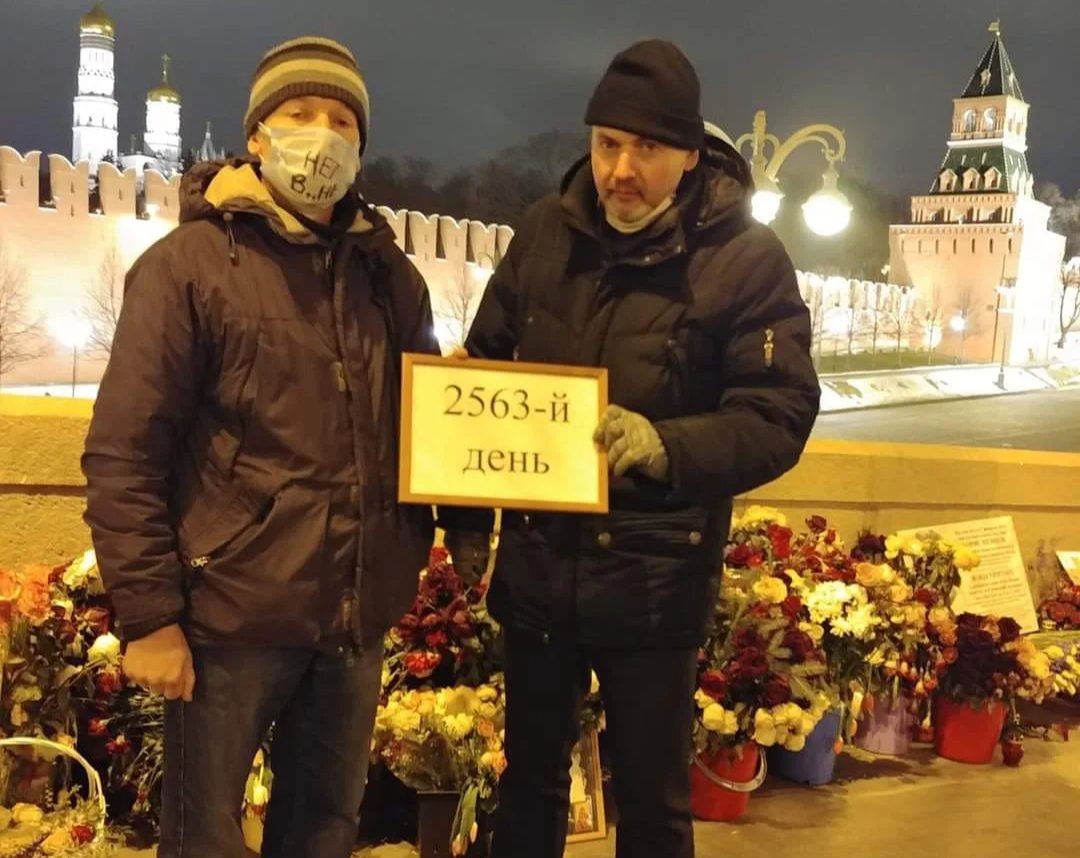 Mishchenko (R) stands guard at Nemtsov Bridge in 2022 on day 2,563 since Nemtsov’s death. Photo:  Facebook