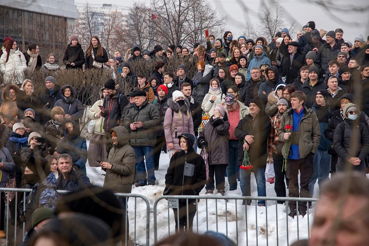 Mourners attend Alexey’s funeral. Photo: Dmitry Tsyganov.