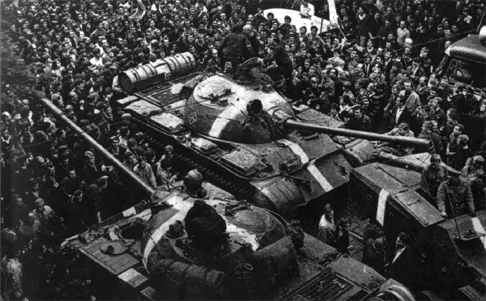 Советские танки во время операции «Дунай», 1968 год. Фото: Engramma.it