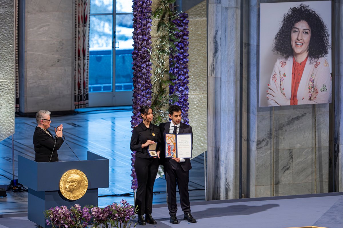 Дети Нарзес, Киана Рахмани и Али Рахмани, представляют ее на вручении Нобелевской премии 10 декабря 2023 года. Фото: Nigel Waldron /  SplashNews.com  / Vida Press