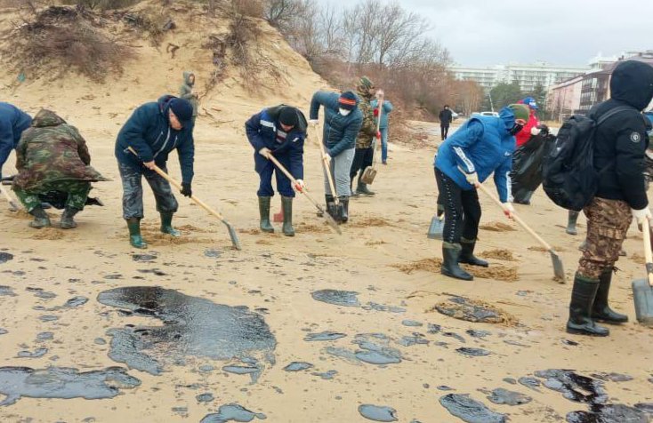 Volunteers clean up oil on the Black Sea coast in Anapa. Photo: Krasnodar region headquarters