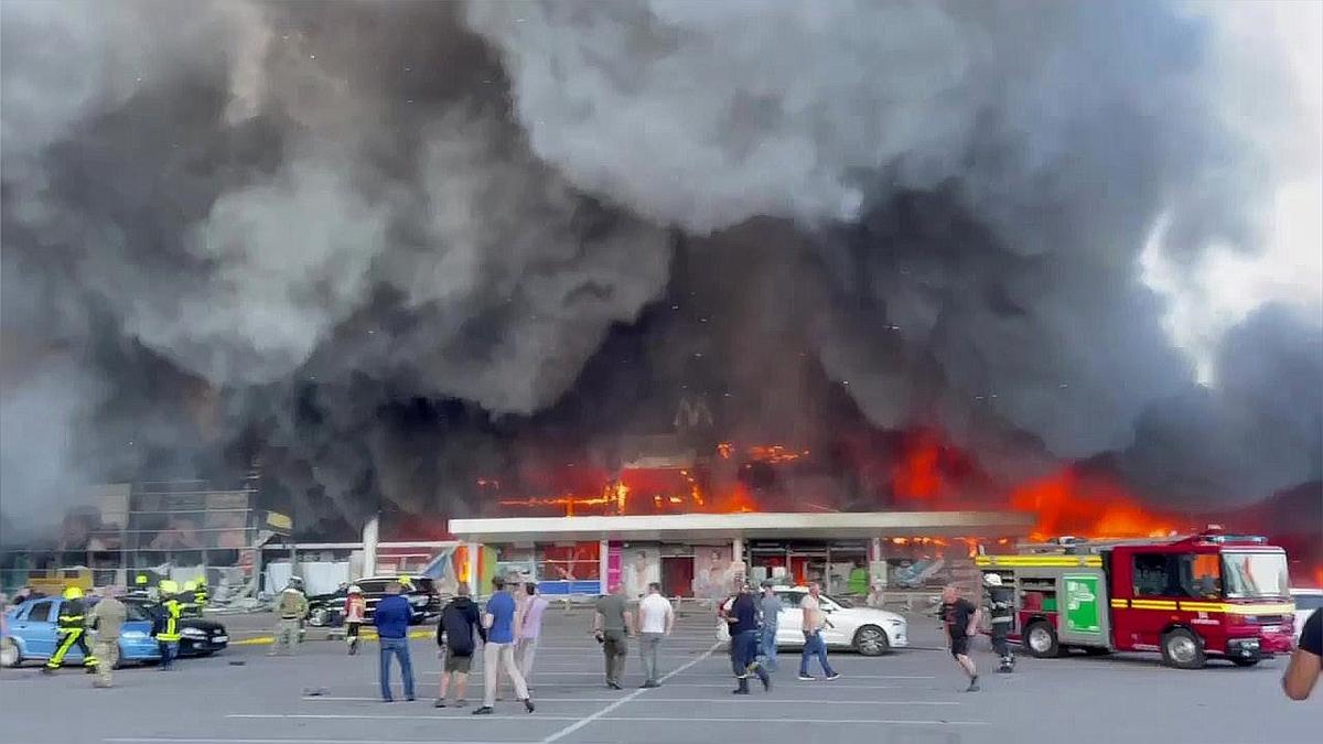 Торговый центр в городе Кременчуг Полтавской области Украины после российского ракетного удара 27 июня 2022 года. Фото: Wikimedia