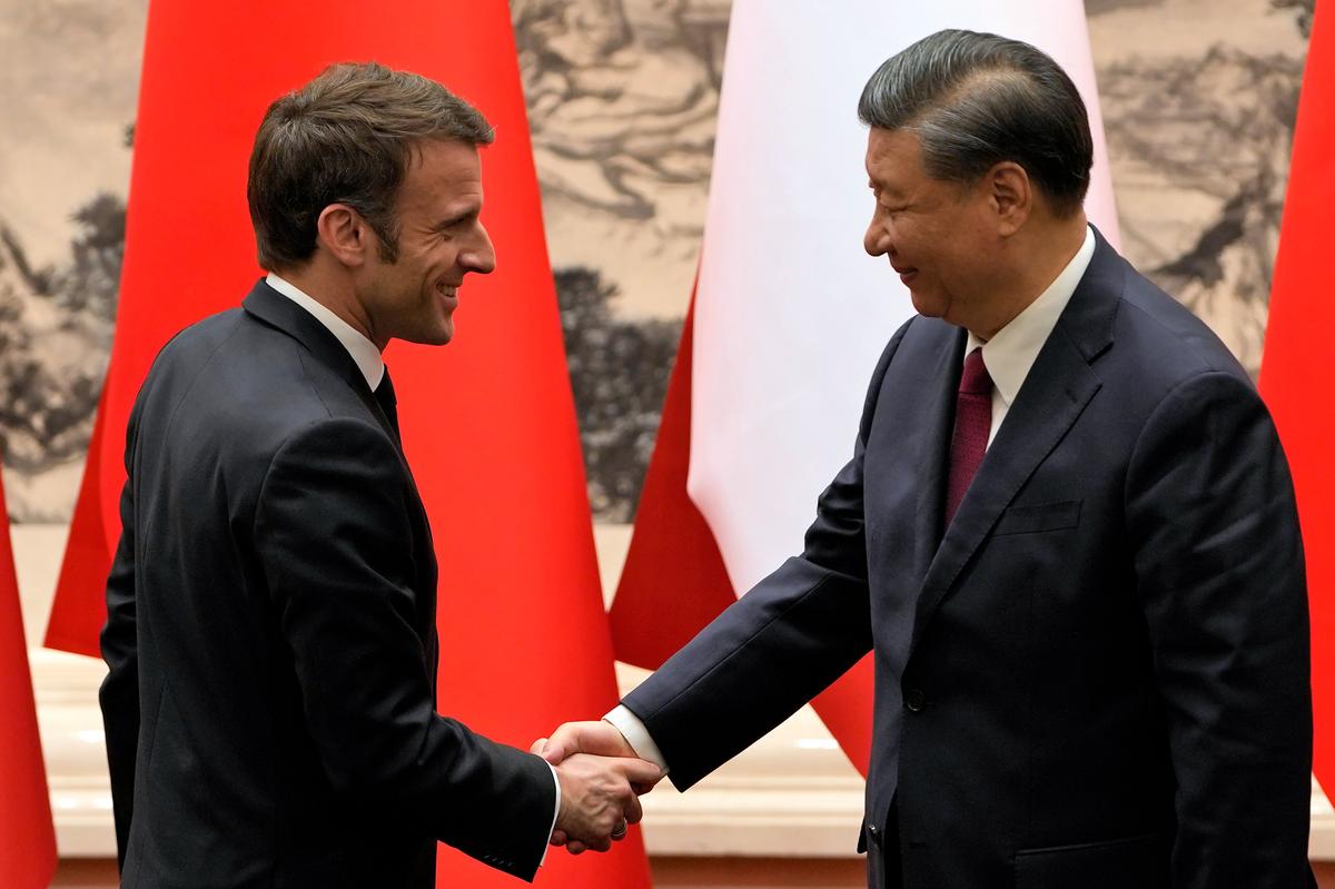 Президент Франции Эммануэль Макрон (слева) обменивается рукопожатием с президентом Китая Си Цзиньпином (справа) после встречи с прессой в Доме народных собраний в Пекине, Китай, 6 апреля 2023 г. Фото: EPA-EFE/Ng Han Guan/POOL