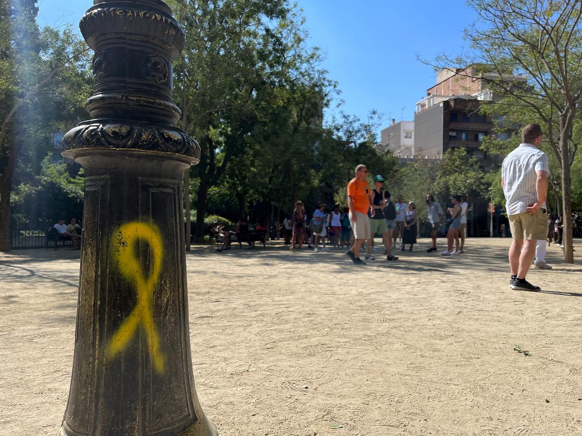Желтая лента, символ поддержки политзаключенных, в сквере напротив Саграды Фамилии. Фото: Кира Киселева, «Новая-Европа»