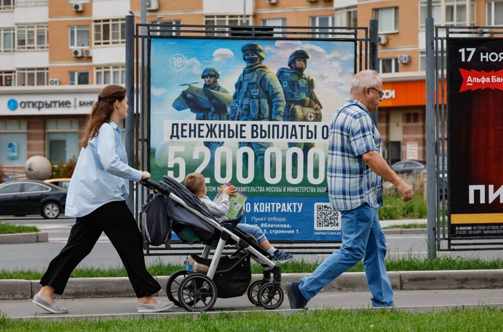 Advertisement posters for military conscription in Moscow, 20 August. Photo: EPA-EFE/YURI KOCHETKOV