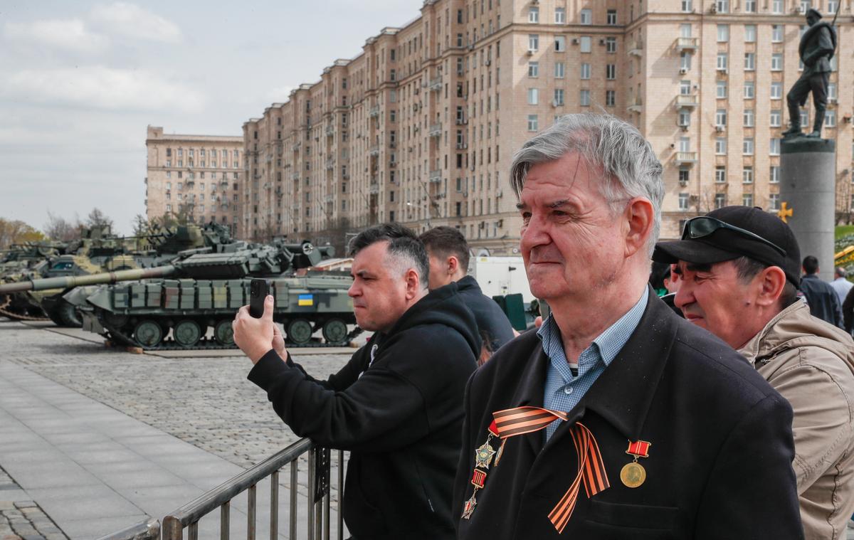 Люди осматривают военную технику, захваченную российскими войсками в Украине, на выставке на Поклонной горе в Москве, 25 апреля 2024 года. Фото: EPA-EFE/ЮРИЙ КОЧЕТКОВ