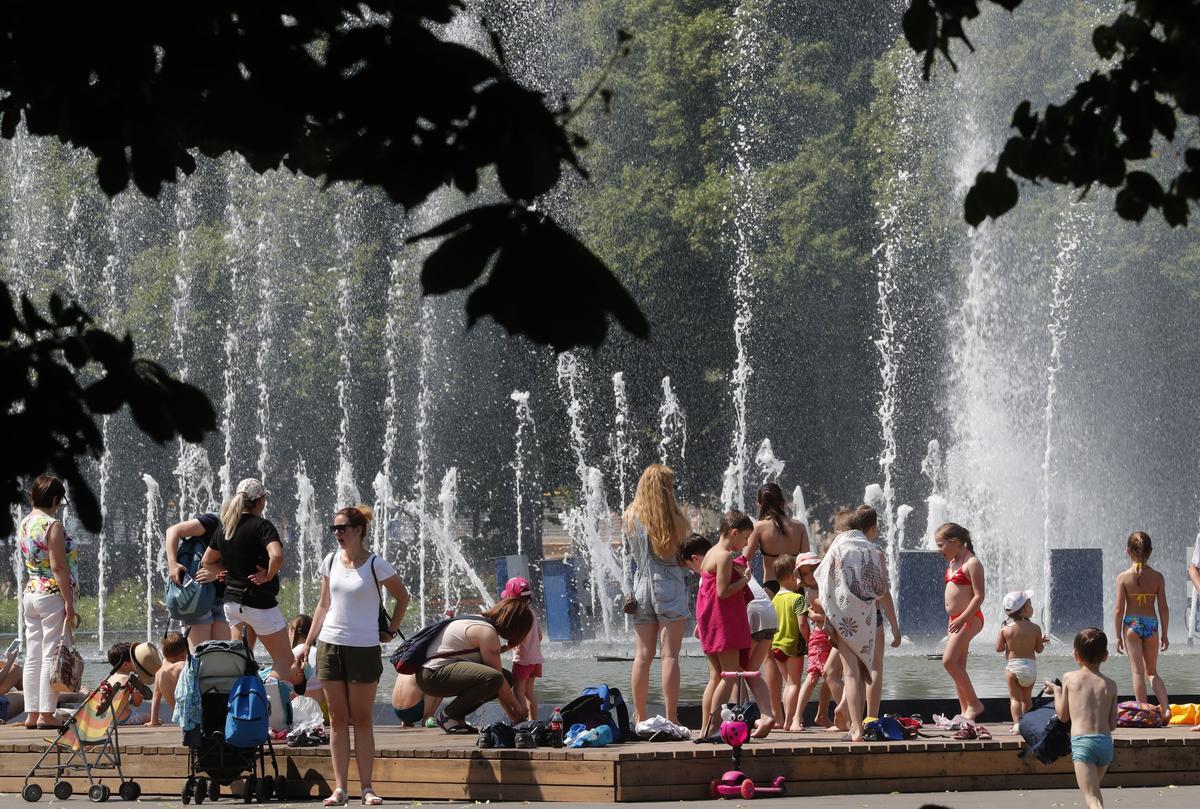 Locals enjoy the sunny weather at Moscow’s revamped Gorky Park, 7 June 2019. Photo: EPA-EFE / MAXIM SHIPENKOV