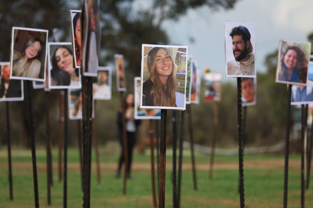 Фотографии жертв музыкального фестиваля Noval на месте массового убийства 7 октября возле кибуца Реим, Израиль. Фото: Spencer Platt / Getty Images