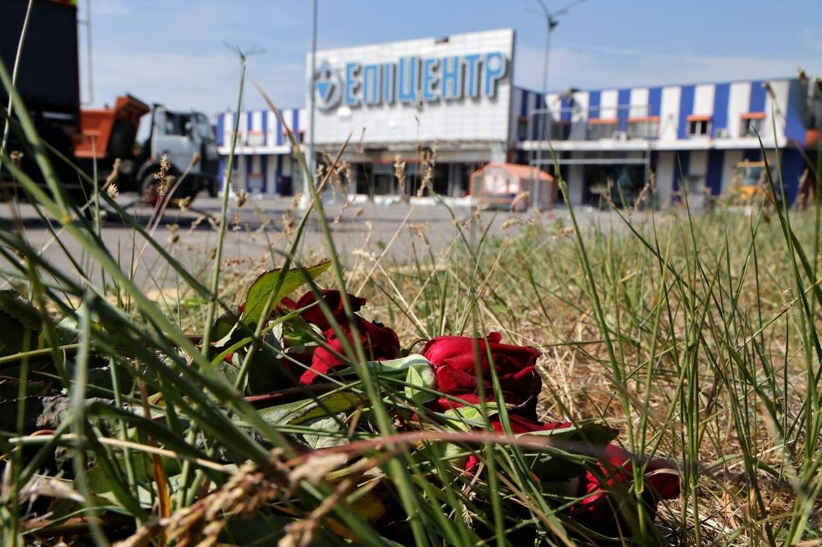 Цветы у разрушенного гипермаркета «Эпицентр» в Харькове. Фото: Олег Синєгубов, голова Харківської ОДА / Telegram