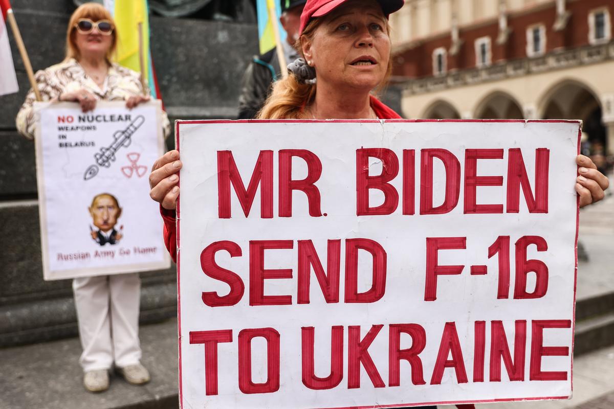 A woman holding a poster demanding to provide Ukraine with F-16 fighters, Kraków, Poland, 16 May 2023. Photo: Beata Zawrzel / NurPhoto / Getty Images