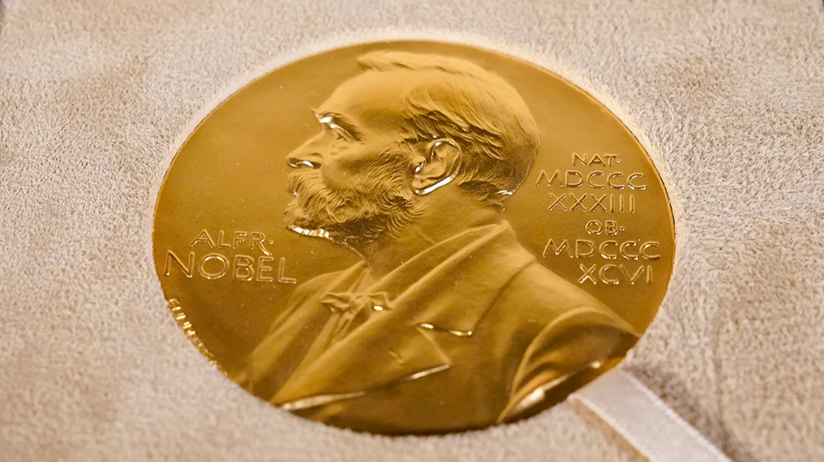Медаль для Нобелевского лауреата, Нью-Йорк, США, 8 декабря 2020 года. Фото: Mary Altaffer /EPA