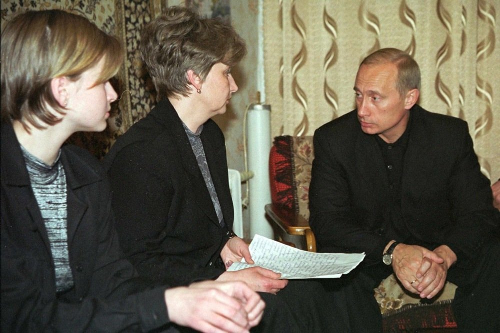 Vladimir Putin talks to the widow and daughter of the commander of the ill-fated Kursk submarine, 22 August 2000. Photo: EPA / ITAR-TASS