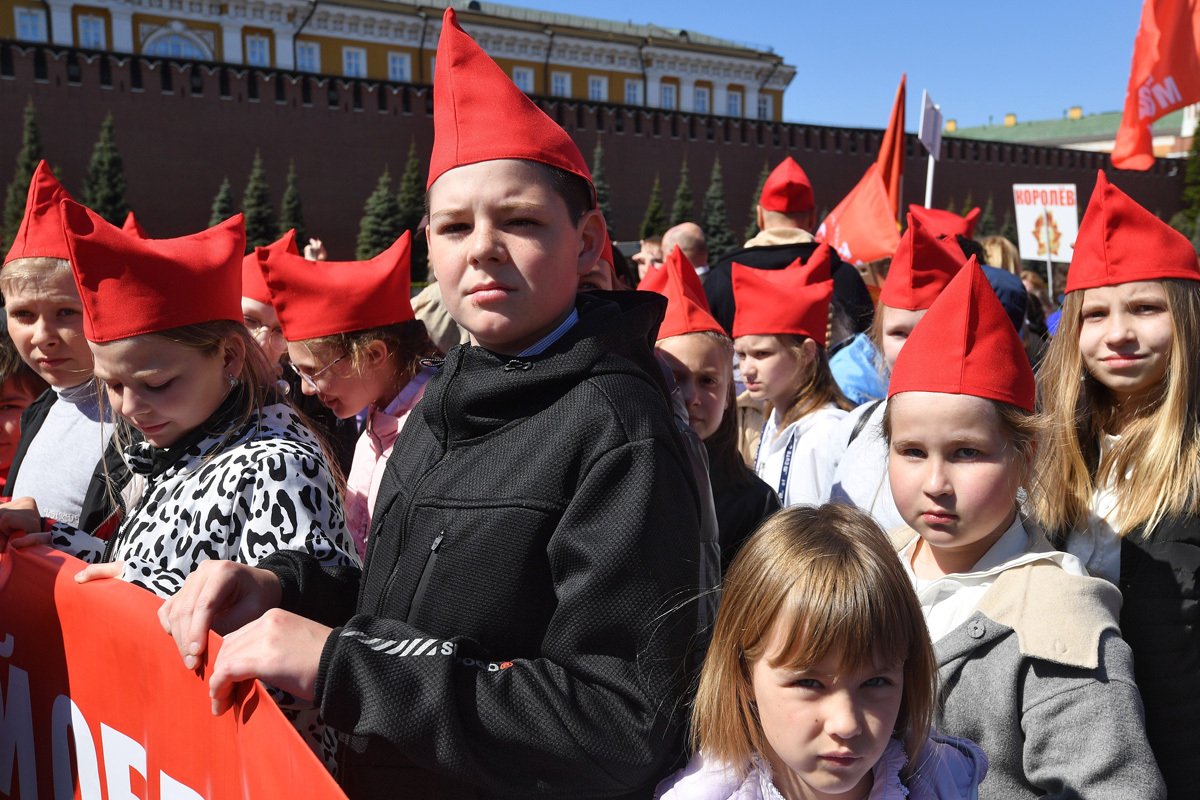 Школьники во время церемонии приема в пионеры на Красной площади в Москве, 22 мая 2022 года. Фото: Эмин Джафаров / Коммерсантъ / Sipa USA / Vida Press