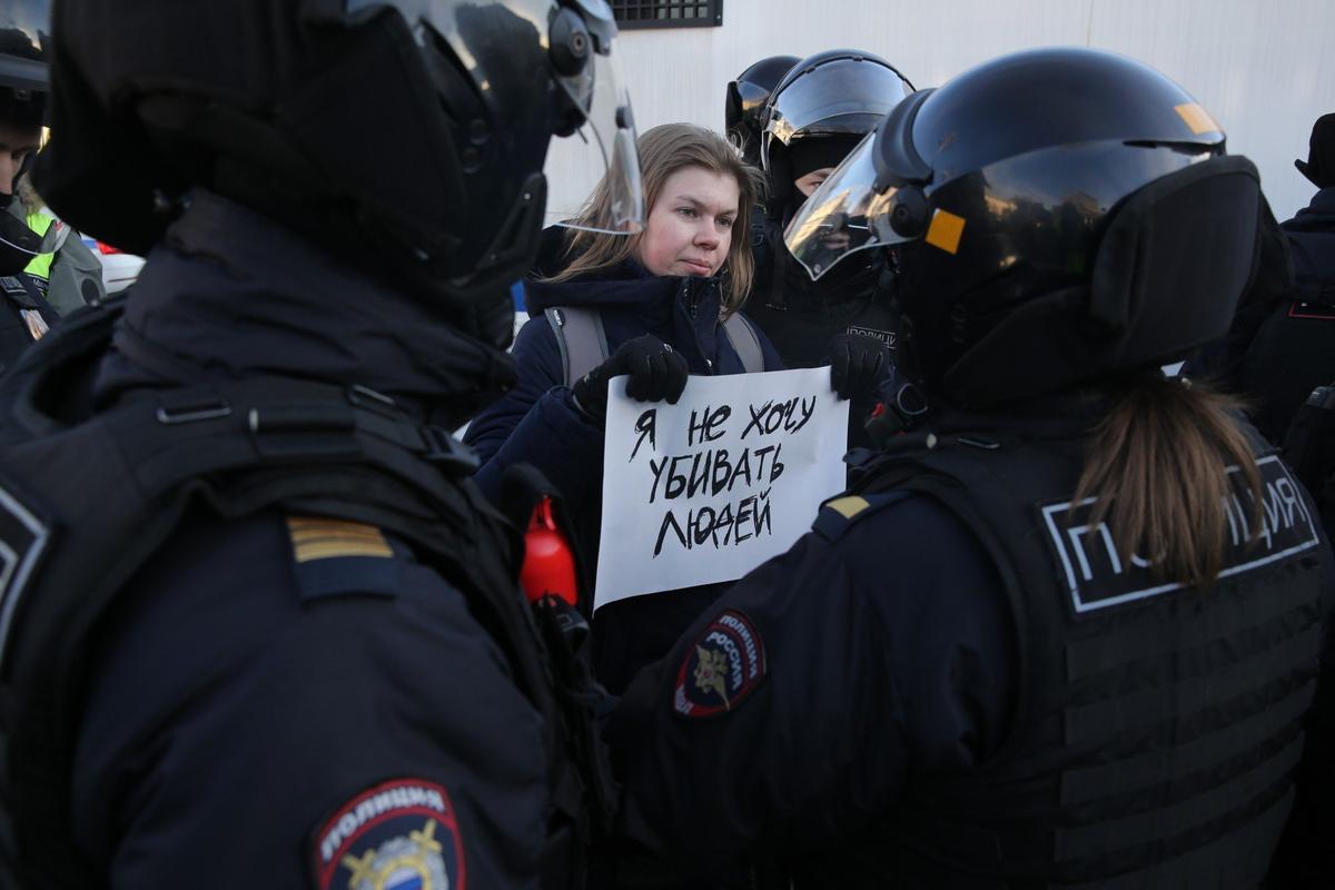Полиция задерживает участницу антивоенного протеста в Москве, март 2022 года. Фото: Konstantin Zavrazhin / Getty Images