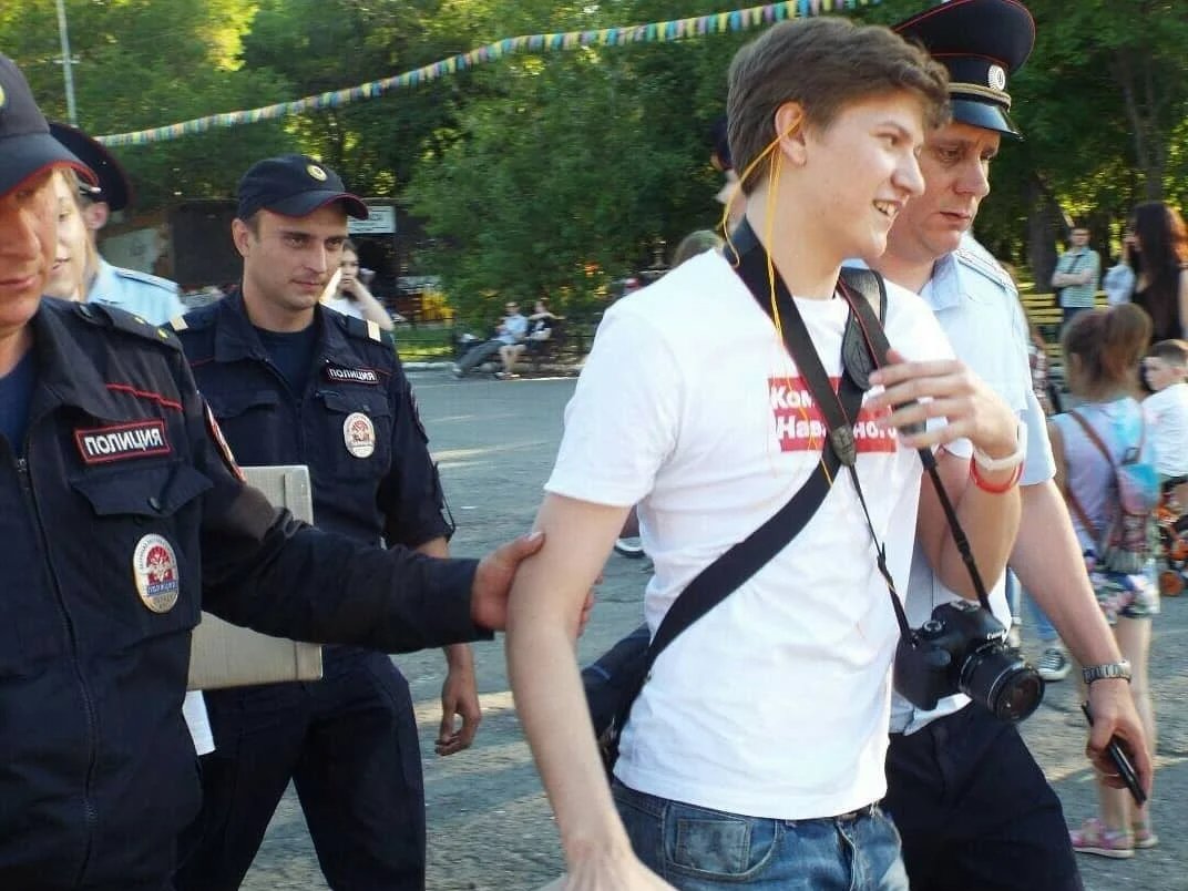 Alexey detained by the police during an opposition rally in Kurgan on 1 July 2018. Photo:  Facebook