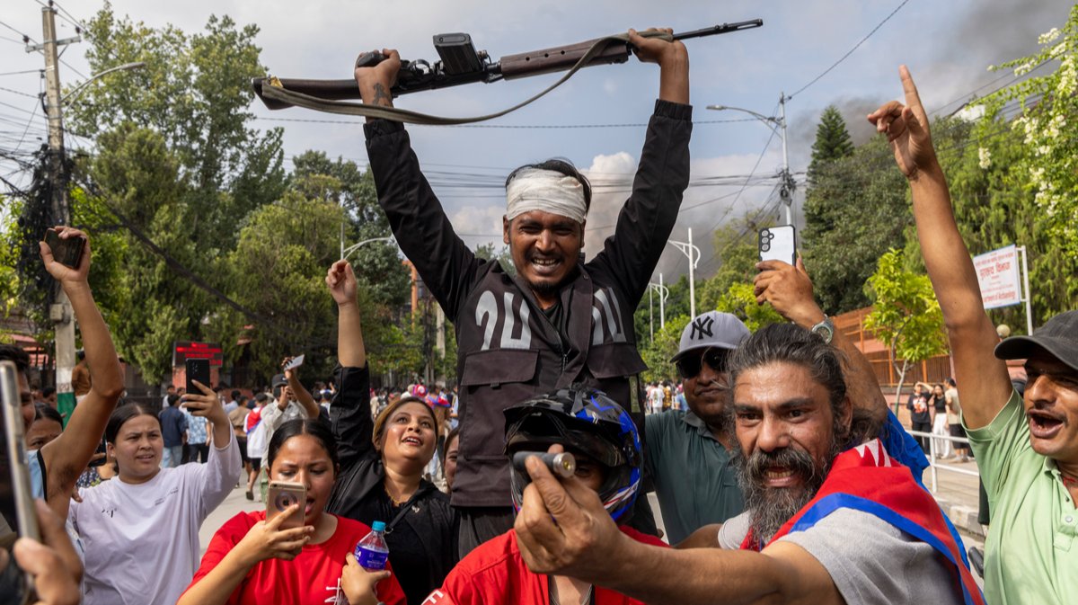 «Люди сочли блокировки посягательством на будущее». Жители Непала рассказали «Новой-Европа», как протесты школьников и студентов привели к отмене запрета на соцсети, отставке премьера и поджогу парламента
