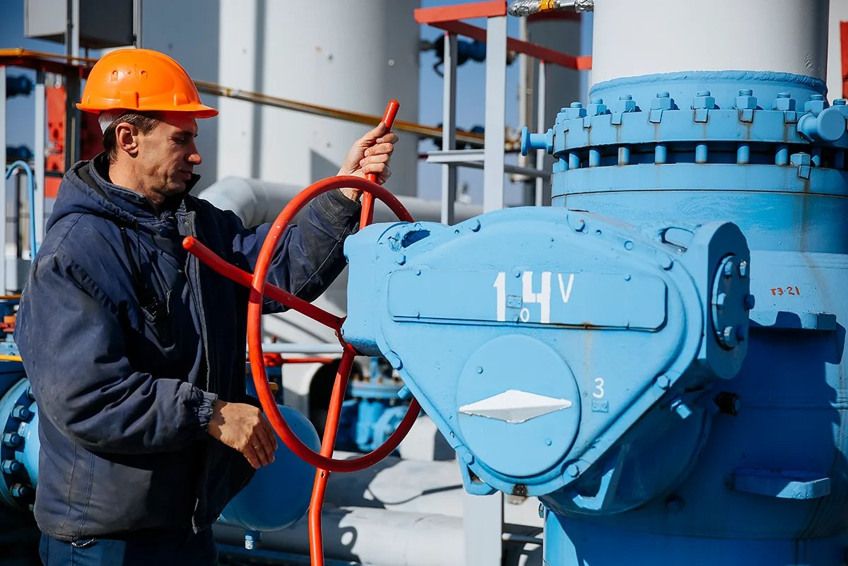 A worker turns a tap at the gas compressor station in Mryn village, about 130 km northeast of Kyiv, Ukraine, October 2015. Photo: Roman Pilipey / EPA