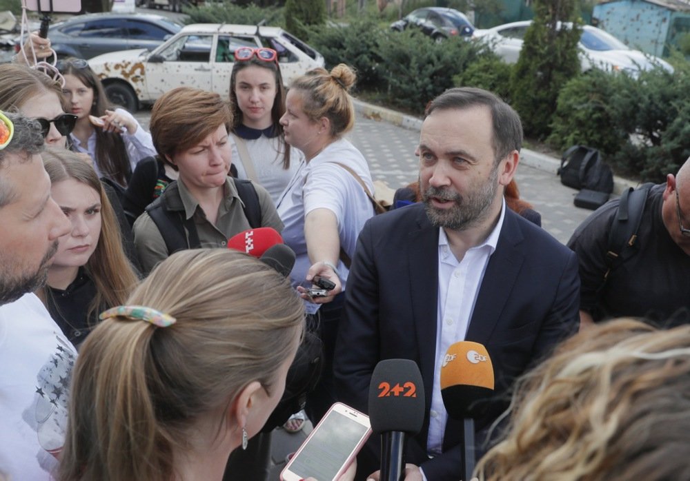 Ilya Ponomaryov speaks to the media in the city of Irpin near Kyiv, Ukraine, 31 August 2022. Photo: EPA/SERGEY DOLZHENKO