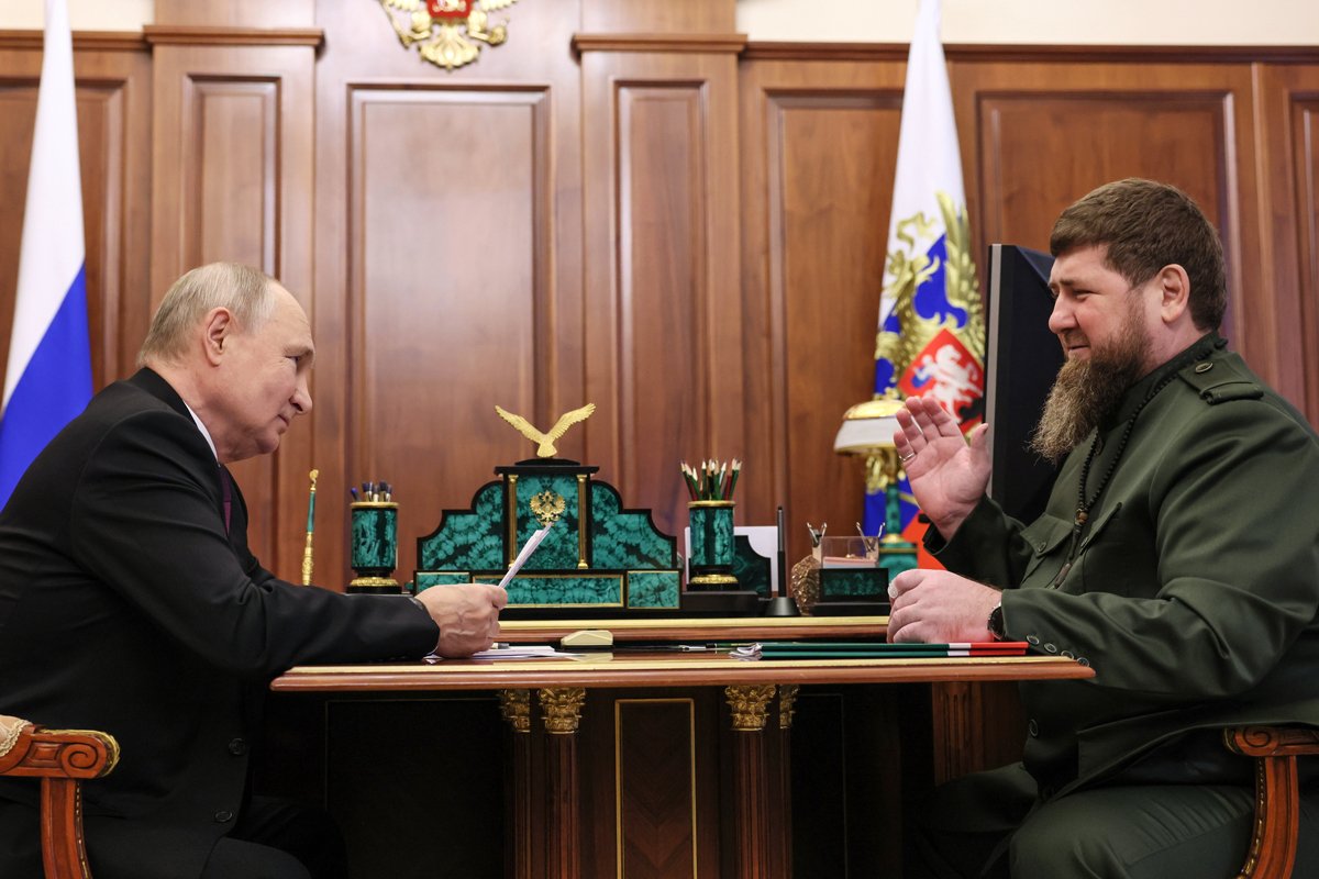Владимир Путин (слева) беседует с Рамзаном Кадыровым во время встречи в Кремле в Москве, 28 сентября 2023 года. Фото: Михаил Метцель / Спутник / Kremlin / EPA-EFE