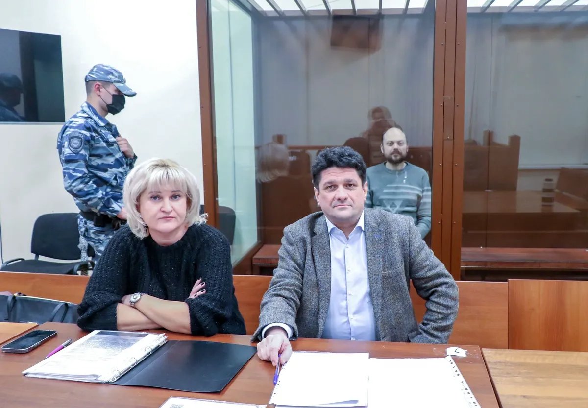 Vladimir Kara-Murza with Olga Mikhaylova and Vadim Prokhorov at a court hearing. Photo:  Facebook