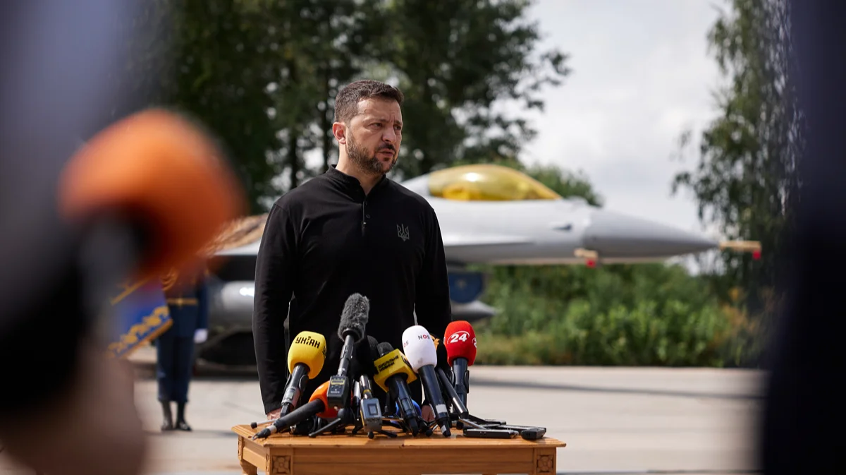 Владимир Зеленский на фоне первых в Украине F16, 4 августа 2024 года. Фото: <a target="_blank" data-stringify-link="https://www.president.gov.ua/news/volodimir-zelenskij-ce-dijsno-realnist-realnist-u-nashomu-ne-92505" data-sk="tooltip_parent" href="https://www.president.gov.ua/news/volodimir-zelenskij-ce-dijsno-realnist-realnist-u-nashomu-ne-92505" rel="noopener noreferrer">пресс-служба офиса Президента Украины</a>
