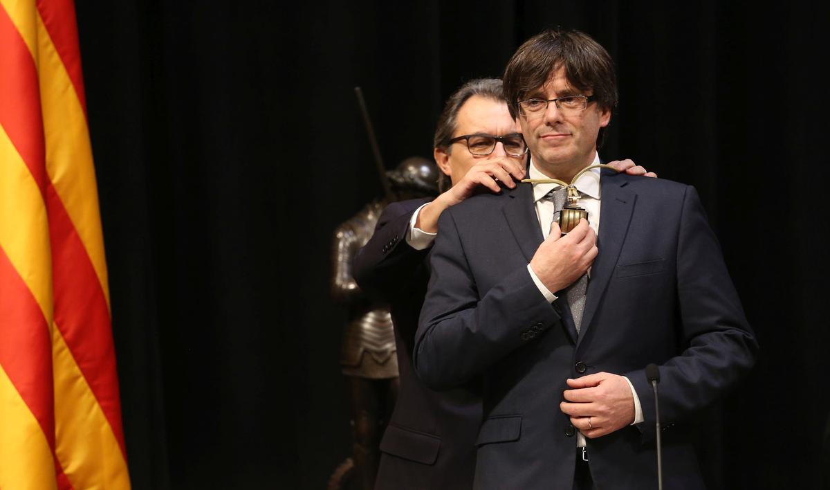 Артур Мас вручает Карлесу Пучдемону медаль на церемонии инаугурации. 12 января 2016 года. Фото:  Wikimedia Commons
