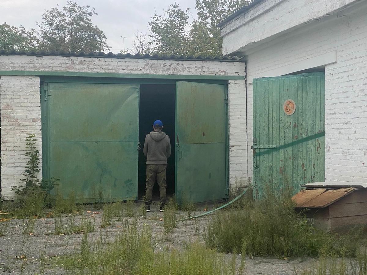 Тимофей (имя по просьбе бывшего пленного изменено) показывает гараж, где его держали. Фото автора
