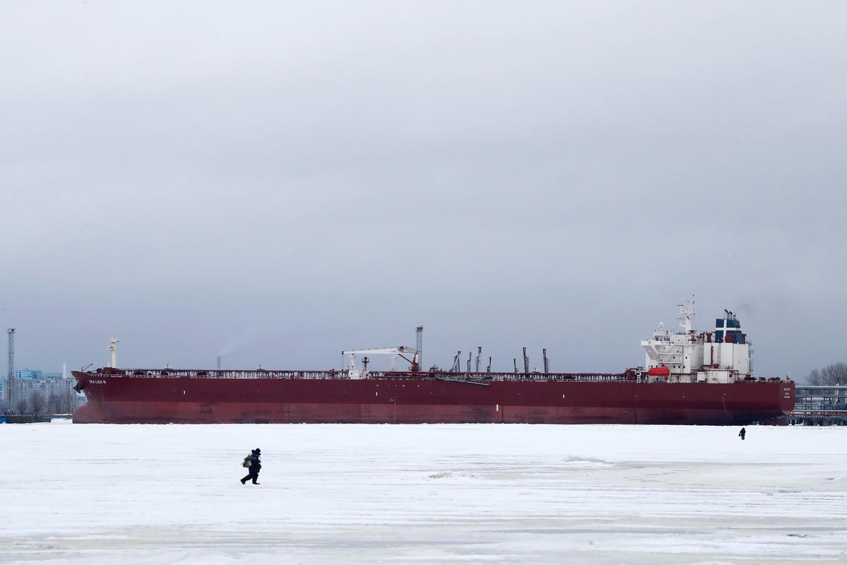 Fishermen walk across the ice in front of the oil tanker Sea Luck III, in St. Petersburg, Russia, 24 January 2024. Photo: EPA-EFE / ANATOLY MALTSEV