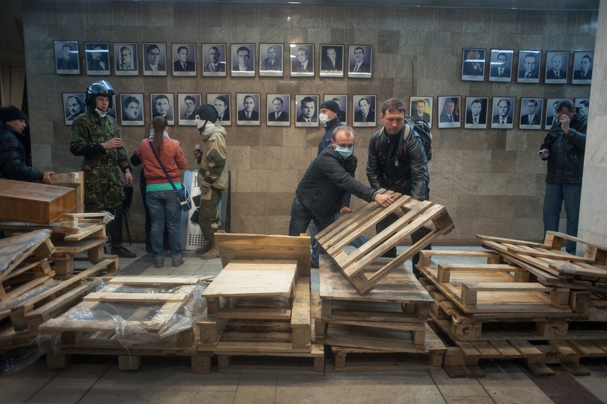 Пророссийски настроенные граждане строят баррикады в захваченном здании областной администрации в Донецке. Фото: Роман Пилипей / EPA