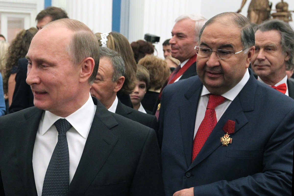 Владимир Путин и Алишер Усманов на церемонии награждения в Кремле 29 октября 2013 года. Фото: Саша Мордовец / Getty Images