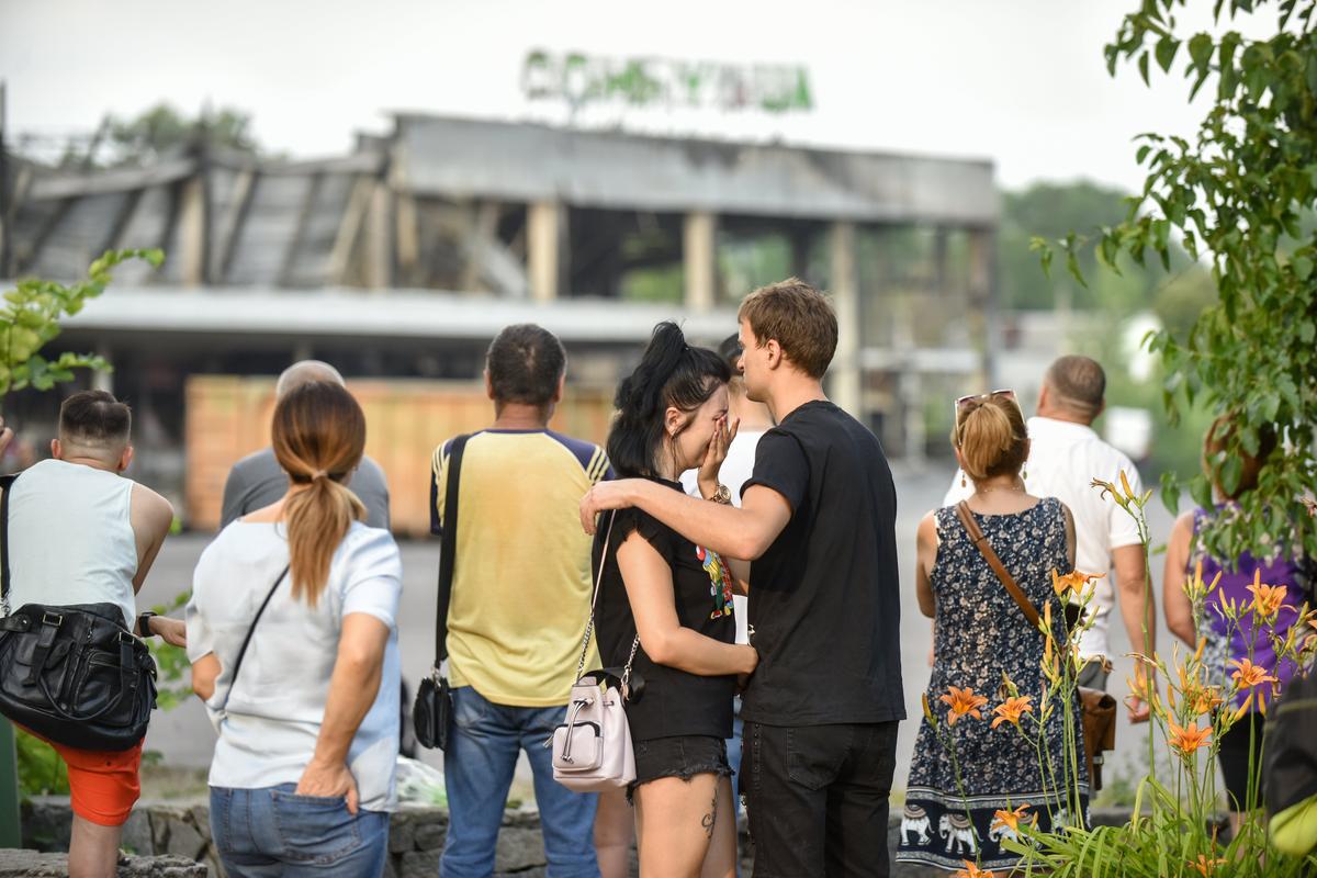 Люди возле разрушенного торгового центра «Амстор» в Кременчуге. Фото: EPA-EFE/OLEG PETRASYUK